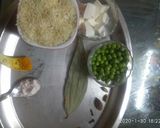 A picture of step 1 of Matar pulao.