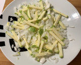 Foto del paso 1 de la receta: Tortilla de calabacín, cebolla y parmesano