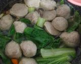 Foto langkah ke 4 dari resep Sayur Bening Pokcoy Wortel dan Bakso.