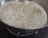 A picture of step 3 of Bottle gourd halwa with nuts and saffron.