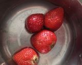 Foto langkah ke 1 dari resep Smoothies Strawberry Pisang.