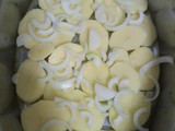Papas al horno con centro de carne de cerdo ahogadas en cerveza