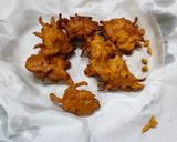 मिर्ची और प्याज़ के पकौड़े (Mirchi aur pyaz ke pakode recipe in Hindi) रेसिपी चरण 5 फोटो