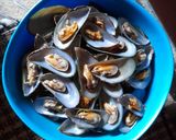 Foto langkah ke 1 dari resep Kerang Hijau Saus Padang.