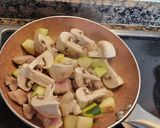 Foto del paso 1 de la receta: Salteado de pollo con calabacín, garbanzos y champiñones