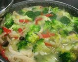 Foto del paso 3 de la receta: Salteado de verduras con tiras de pollo y salsa de soja