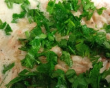 Foto del paso 2 de la receta: Revuelto de camarones con cilantro y ensalada