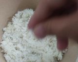 Foto langkah ke 2 dari resep Tuna onigiri.