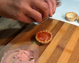 Foto del paso 2 de la receta: Canapés fáciles, rápidos y económicos. Especial Navidad