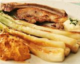 Foto del paso 7 de la receta: Calçots a la plancha con guarnición de carne