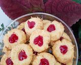 Foto langkah ke 6 dari resep Strawberry Cheese Tumbrint Cookies.
