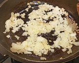 Foto del paso 3 de la receta: Hígado de Conejo encebollado sobre Champiñón Portobello