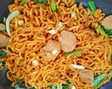 Foto langkah ke 3 dari resep Mie Goreng Bakso Pedas.