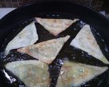 Foto langkah ke 4 dari resep Pangsit goreng segitiga isi jagung manis dan daun bawang.