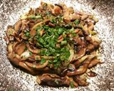 Foto del paso 7 de la receta Revuelto de champiñones, con cebolletas y ajos