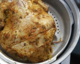 صورة لخطوة 4 من وصفة دجاجة مبخرة و محمرة و محشية شعرية 🍗👌