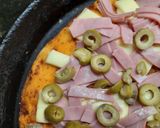 Foto del paso 5 de la receta: Pizza con alcuciles, hongos, jamón y cebolla