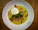 Foto del paso 7 de la receta: Sopa de curry y manzana, espárragos, huevo poché y bacon