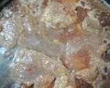 Foto del paso 3 de la receta: Cerdo en salsa de vino con arroz ajonjolí y ensalada