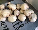 Une image de l'étape 7 de Poulet aux champignons, coriandre et crème de masala.