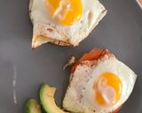 Foto del paso 4 de la receta: Tostadas de maíz 🌽, huevos 🍳 y salmón ahumado 🐟