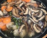 Foto langkah ke 2 dari resep Sup Ayam Jamur.
