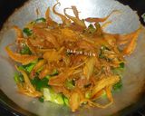 Foto langkah ke 3 dari resep Ikan Asin Bulu Ayam Oseng Cabe Ijo.