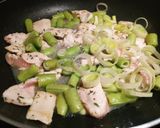 Foto del paso 2 de la receta: Pollo agridulce con habas, espinaca, champiñones