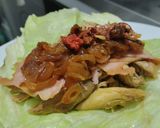 Foto del paso 7 de la receta: Wrap🌮de lechuga🥙de pollo, jamón🌯y cebolla caramelizada🥬🧅🍗🥓🍯🥙