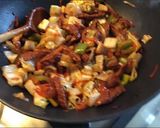 Une image de l'étape 3 de Nouilles chinoises au bœuf poivron chou kale poivrons oignons et tomates.