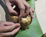 Foto langkah ke 4 dari resep Lontong besek praktis.