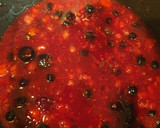 Foto del paso 4 de la receta: Bizcochuelo de fresa con frutos del bosque