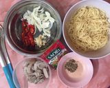 Foto langkah ke 1 dari resep Spagetti Bakso Udang Goreng Lada Hitam.