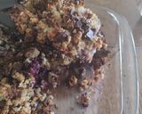 Une image de l'étape 5 de Crumble banane fruits rouges noisettes chocolat.