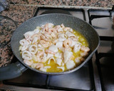 Foto del paso 1 de la receta: Bacalao al pilpil con gambas y calamares