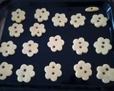 A picture of step 3 of Citrus-Flavored Cornstarch and Wheat Flour Cookies.
