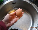 A picture of step 2 of Frozen Fried Egg  نیمرو با تخم مرغ یخ زده.