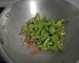 Foto langkah ke 3 dari resep Tumis pare teri.