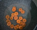 Foto langkah ke 2 dari resep Sup Tomat Telur Topping Sosis Wortel.