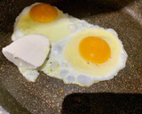 Foto del paso 2 de la receta: Huevos revueltos con queso crema para el desayuno