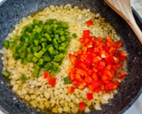 Foto del paso 4 de la receta: Escalopines de ternera en salsa de pimientos y tomate