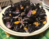 Une image de l'étape 12 de Moules épicées aux oignons rouges, ail fumé et sauce roquefort.