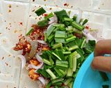 รูปขั้นตอนการทำที่ 2 ของ ยำกุ้งสดไส้กรอก