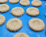 Foto del paso 5 de la receta: 🍘 Galletitas pepas de avena, coco y dulce de leche 🍘