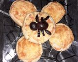 Foto del paso 3 de la receta: Pizzetas Terroríficas con Arañas de Aceitunas Negras
