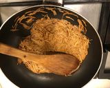 Foto del paso 3 de la receta: Sopa de cubitos con quinoa negra y fideos tostados