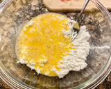 Foto del paso 3 de la receta: Pastel salado de hojaldre con calabacín, requesón y salami