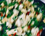 รูปขั้นตอนการทำที่ 2 ของ กุ๋ยช่ายผัดไข่เจียวและเต้าหู้