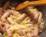 Foto del paso 2 de la receta: Salchichas con repollo frito