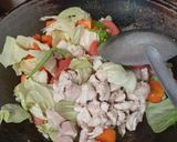 Foto langkah ke 2 dari resep Capcay ayam sosis.